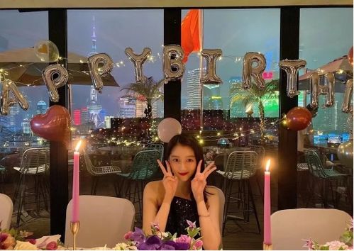 關(guān)曉彤黑色短裙蹦迪慶生 性感與活力的青春綻放