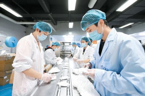 口罩生產(chǎn)線上的春節(jié)堅(jiān)守 探訪日產(chǎn)量百萬只的口罩工廠