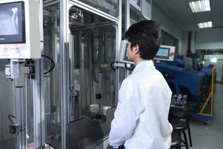 在OPPO手機(jī)生產(chǎn)流水線上見證科技與藝術(shù)的誕生